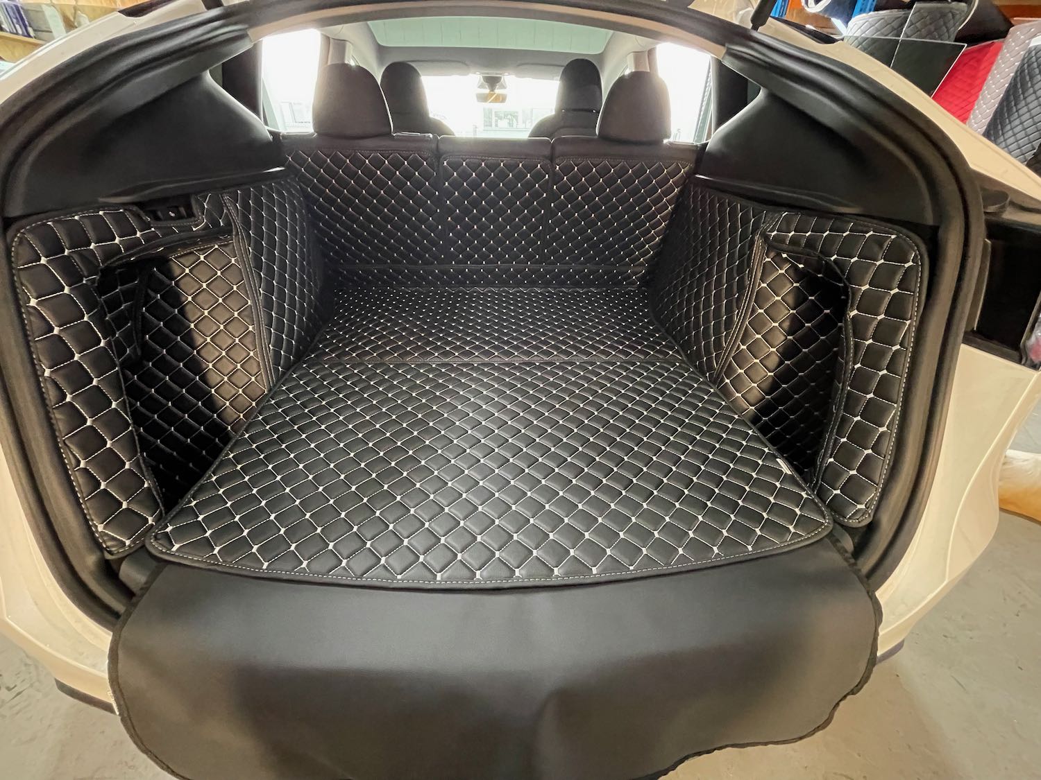 Kofferraummatte für Tesla Model Y aus Teppich oder Gummi