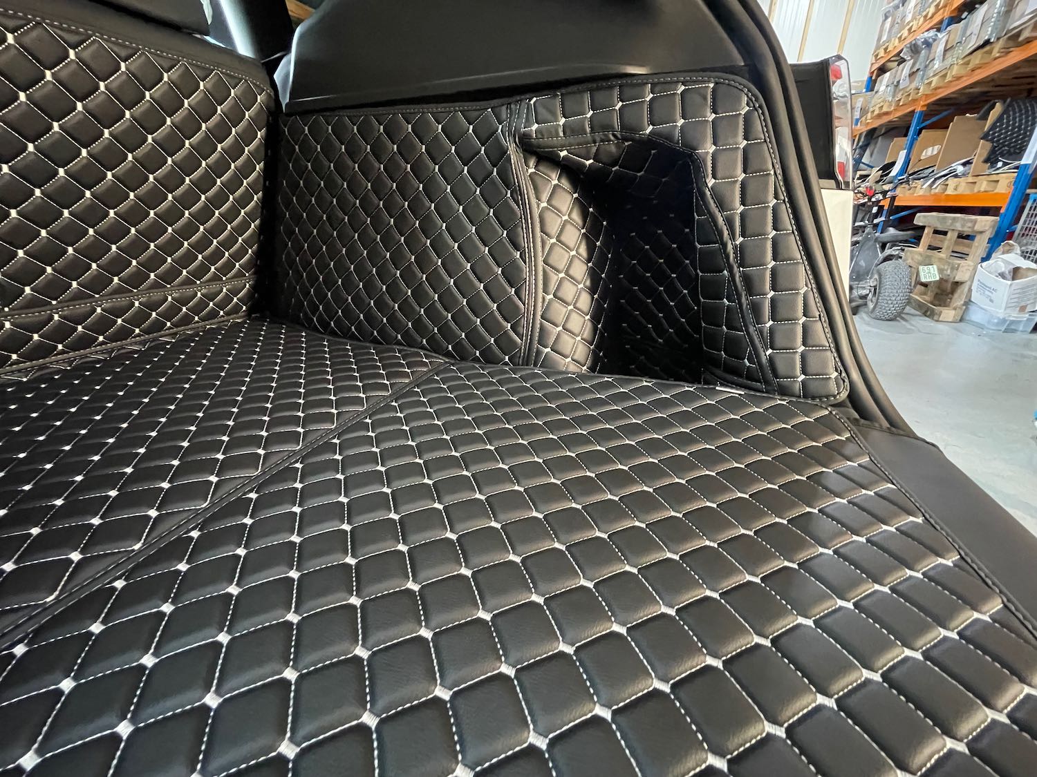 CARSTYLER® Hundematte CARSTYLER® Exklusive Kofferraummatte für Tesla Model  S Leder Schwarz Faden Beige